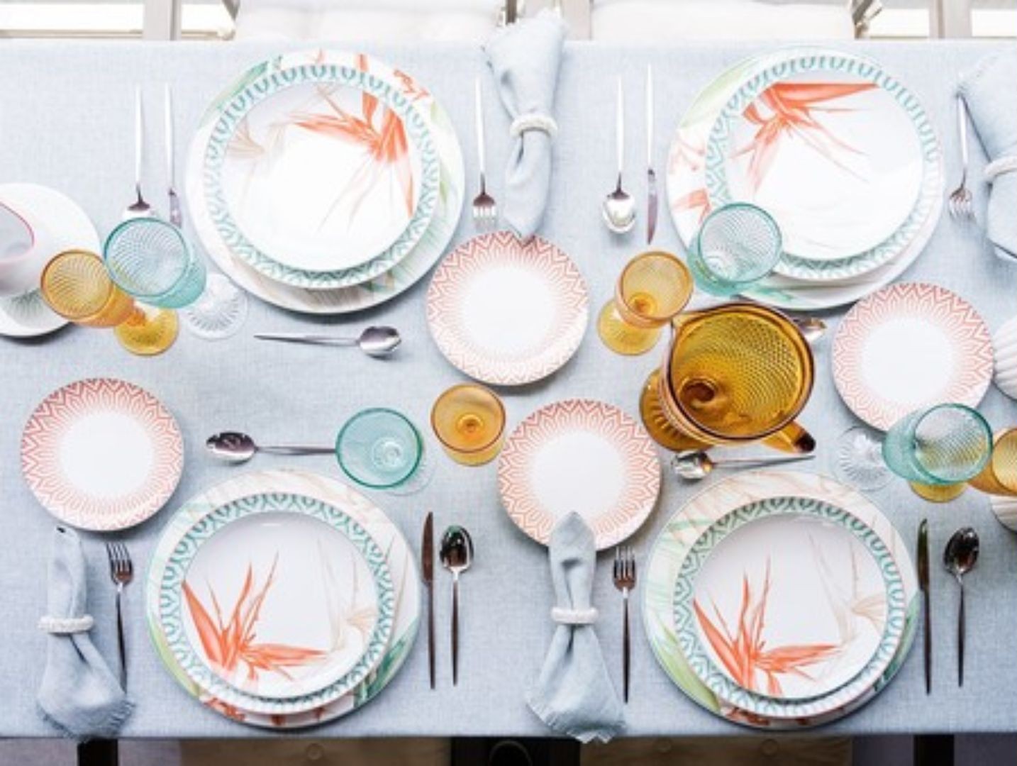 Mesa con vajillas personalizadas de cerámica